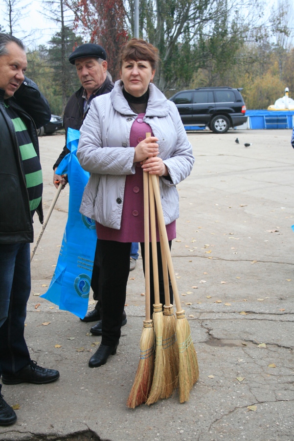В Симферополе провели субботник по расчистке Гагаринского парка