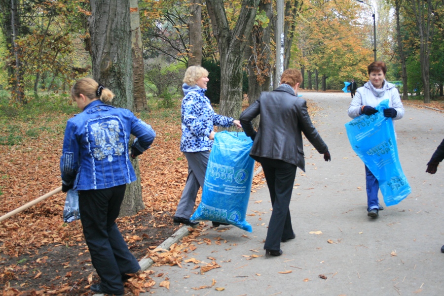 В Симферополе провели субботник по расчистке Гагаринского парка