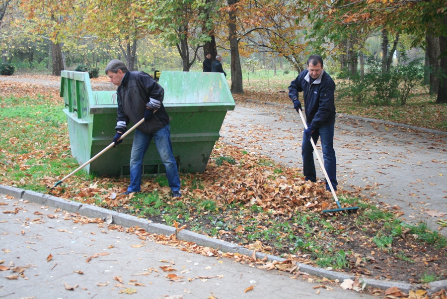 В Симферополе провели субботник по расчистке Гагаринского парка