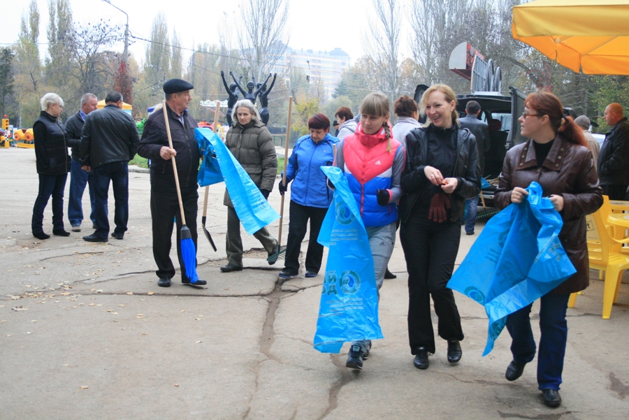 В Симферополе провели субботник по расчистке Гагаринского парка
