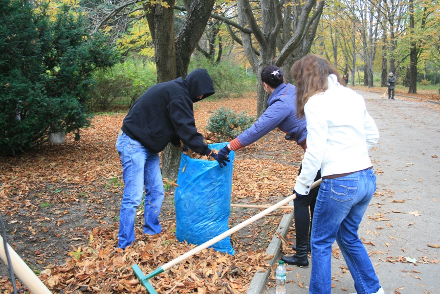 В Симферополе провели субботник по расчистке Гагаринского парка