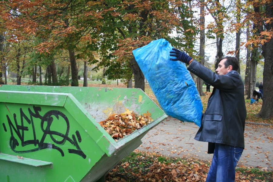 В Симферополе провели субботник по расчистке Гагаринского парка