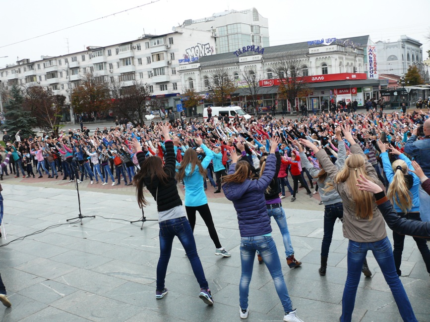 В Симферополе прошел тысячный танцевальный флешмоб