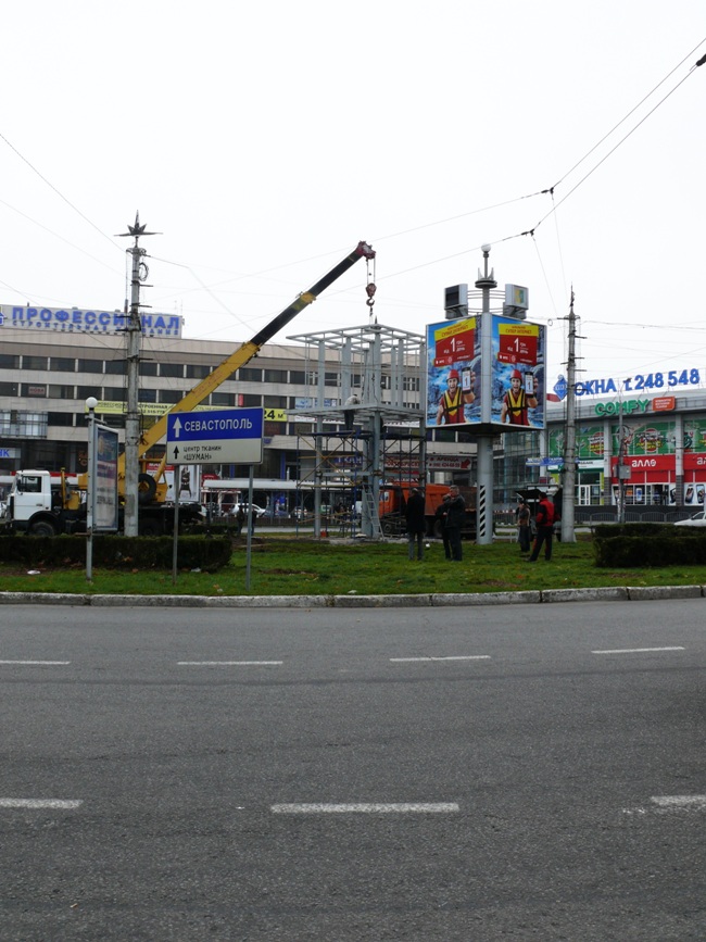 В Симферополе посреди дорожного кольца выросла металлическая башня