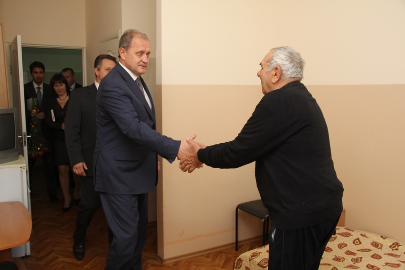 Премьер Крыма поздравил ветеранов войны с годовщиной освобождения Украины