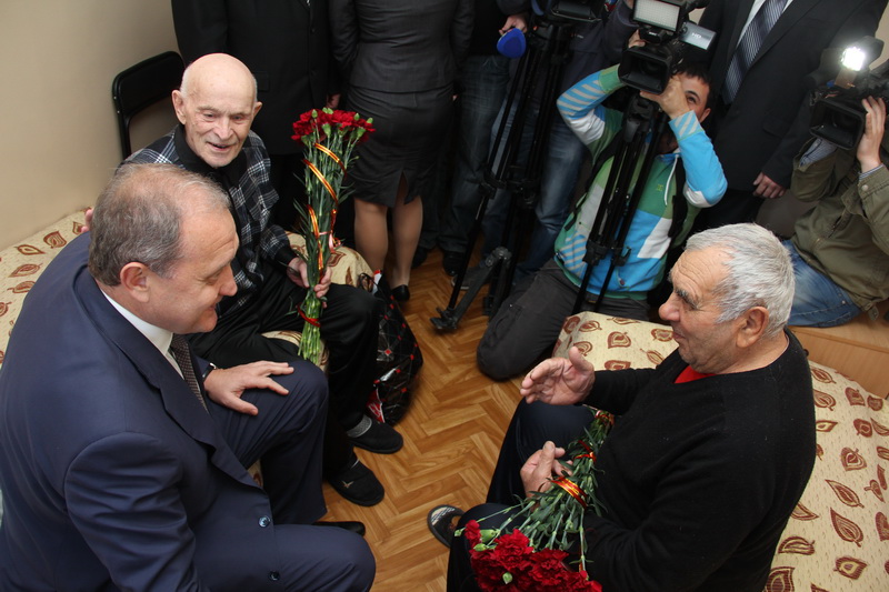 Премьер Крыма поздравил ветеранов войны с годовщиной освобождения Украины