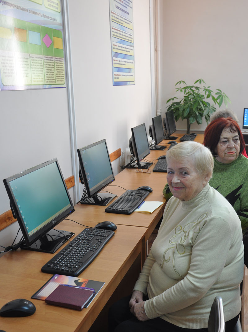 Пожилых людей в Симферополе будут учить компьютерной грамотности