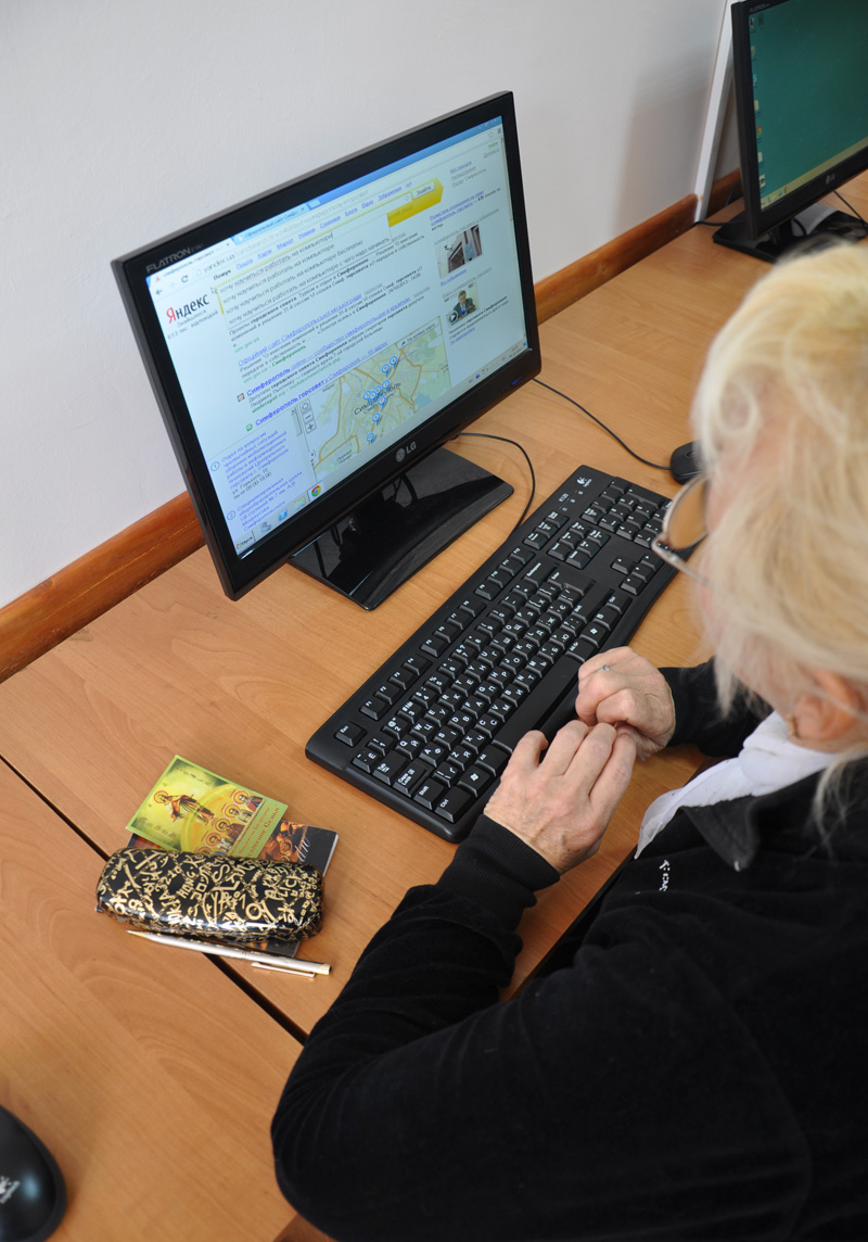 Пожилых людей в Симферополе будут учить компьютерной грамотности