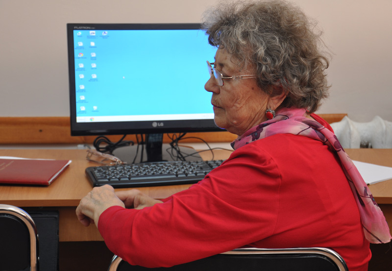 Пожилых людей в Симферополе будут учить компьютерной грамотности