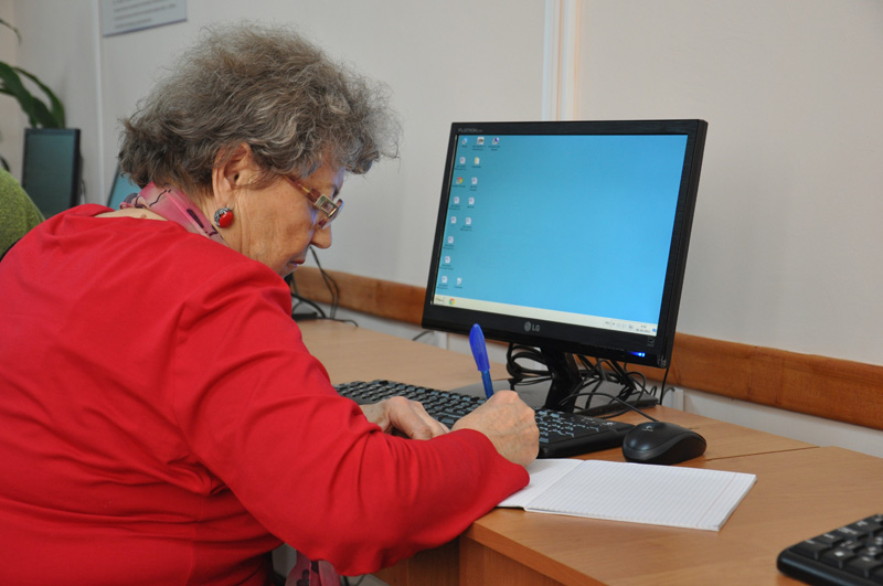 Пожилых людей в Симферополе будут учить компьютерной грамотности