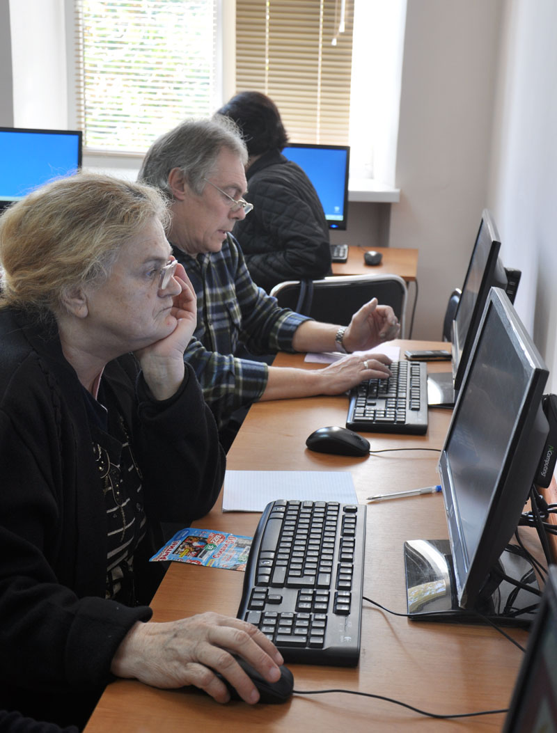 Пожилых людей в Симферополе будут учить компьютерной грамотности