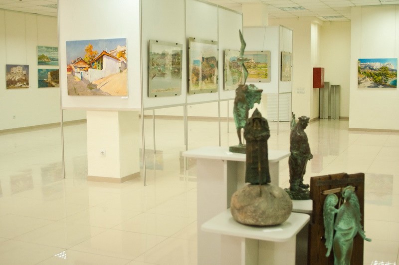 В Севастополе открылась выставка по итогам пленэра «Аквамарин»