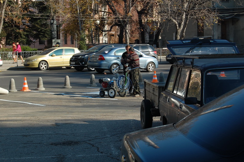 В Симферополе обустраивают парковку