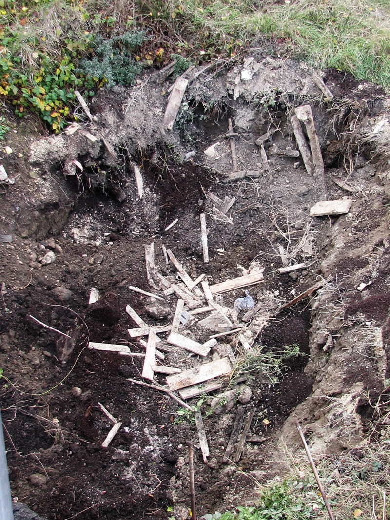 Под Судаком из земли достали бочки с ядохимикатами