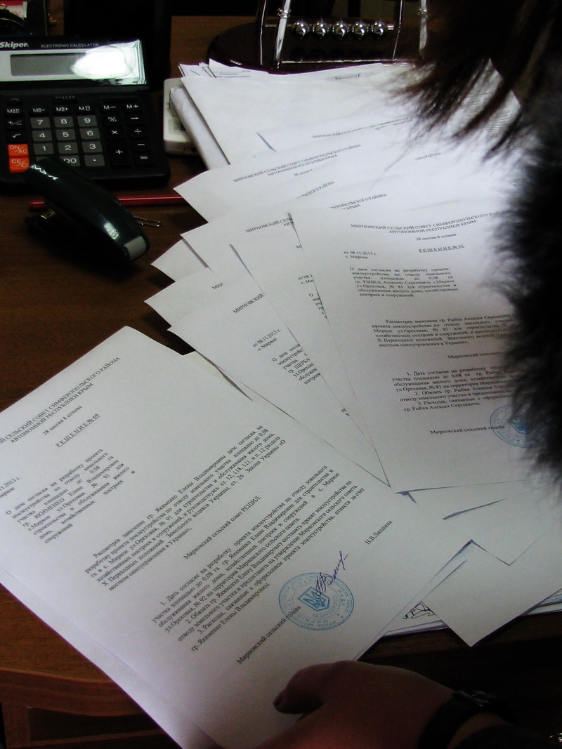 Под Симферополем самозахватчики уходят с полян протеста