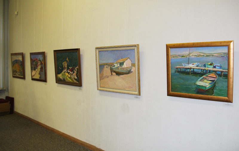 В Симферополе открылась выставка «Под золотым небом»