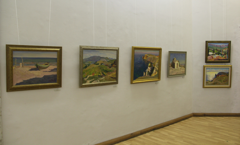 В Симферополе открылась выставка «Под золотым небом»