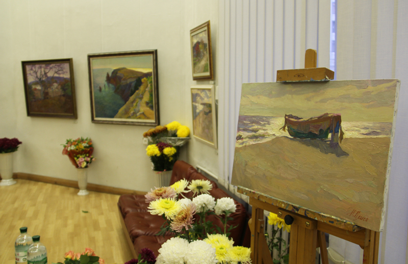 В Симферополе открылась выставка «Под золотым небом»