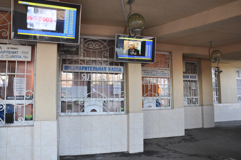 На троллейбусных остановках в Симферополе установили информационные табло