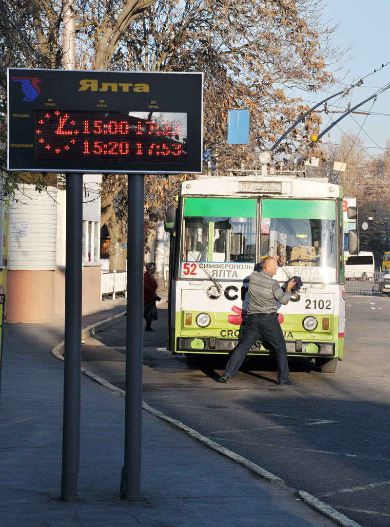 На троллейбусных остановках в Симферополе установили информационные табло