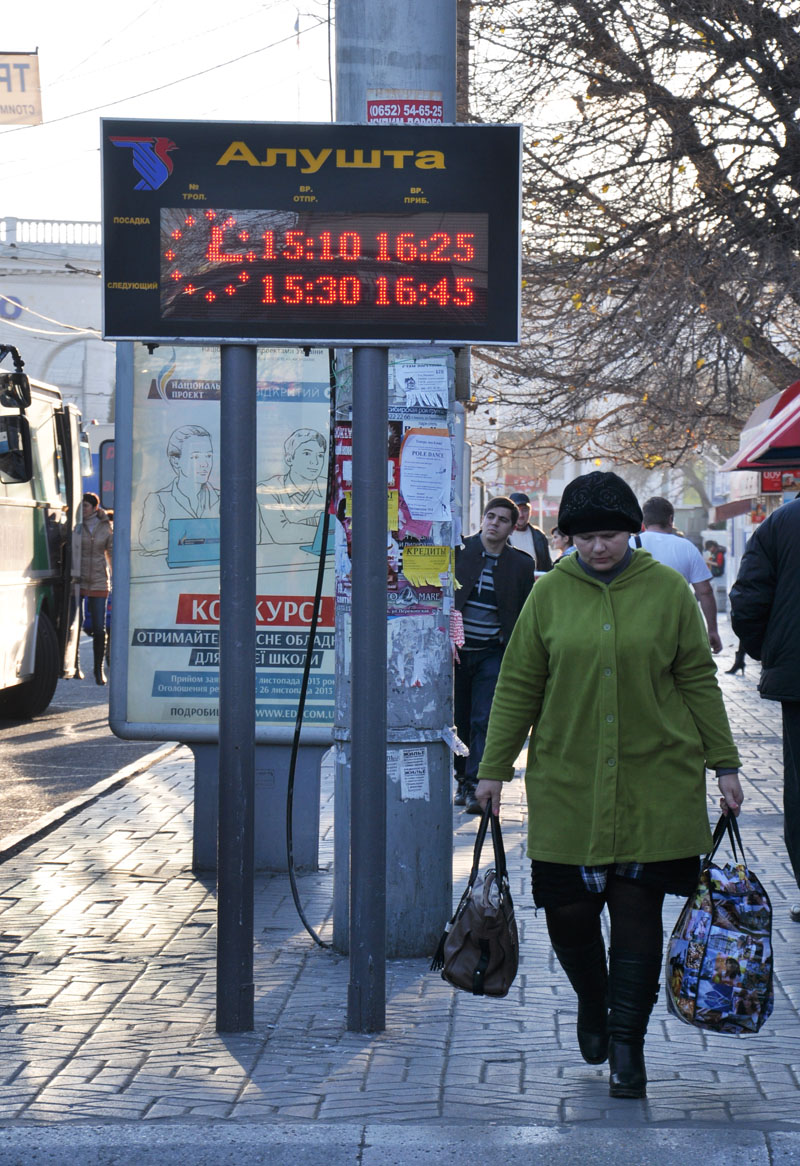 На троллейбусных остановках в Симферополе установили информационные табло