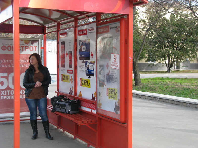 Симферопольцам напомнили о запрете курения на остановках