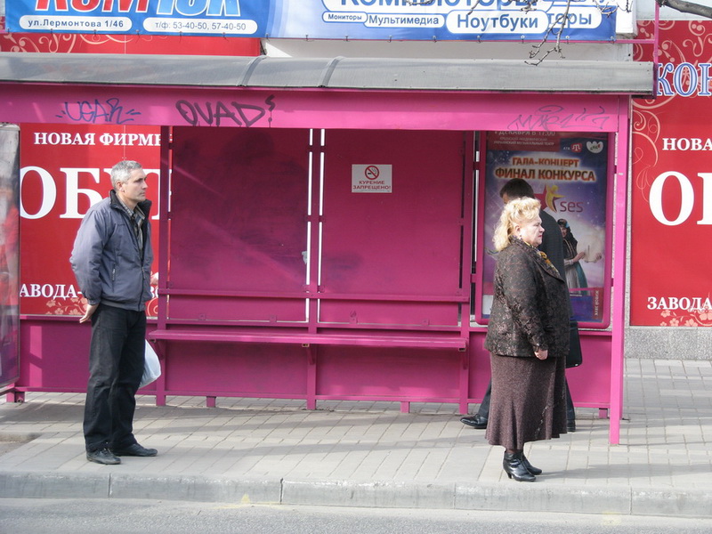 Симферопольцам напомнили о запрете курения на остановках