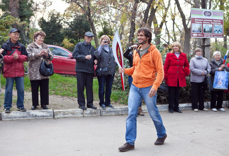 В Севастополь привезли олимпийский факел
