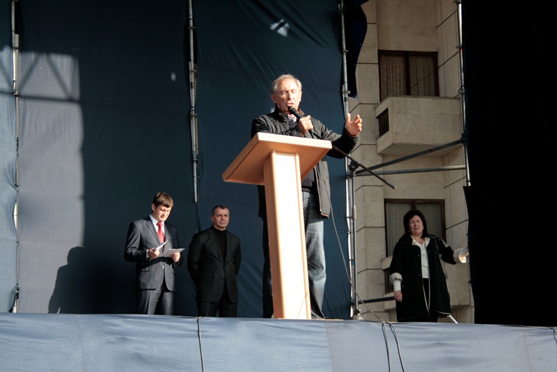 В Симферополе провели митинг в поддержку решения не подписывать соглашение об ассоциации с Евросоюзом