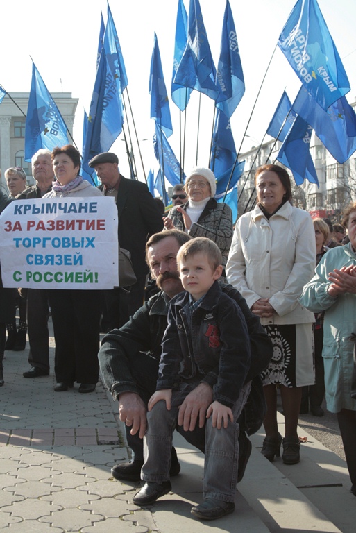 В Симферополе провели митинг в поддержку решения не подписывать соглашение об ассоциации с Евросоюзом