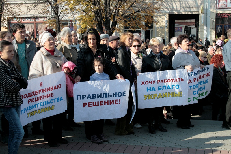 В Симферополе провели митинг в поддержку решения не подписывать соглашение об ассоциации с Евросоюзом