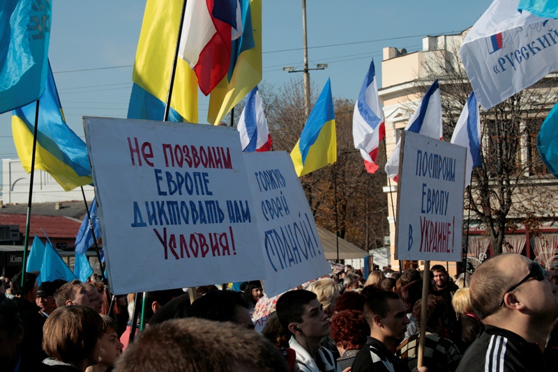 В Симферополе провели митинг в поддержку решения не подписывать соглашение об ассоциации с Евросоюзом