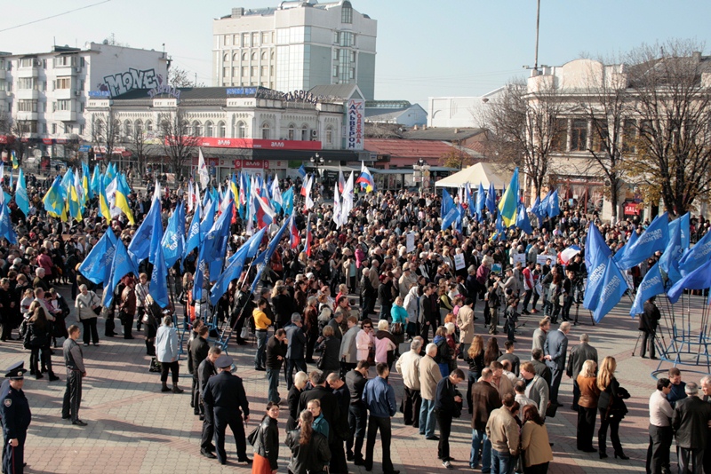 В Симферополе провели митинг в поддержку решения не подписывать соглашение об ассоциации с Евросоюзом