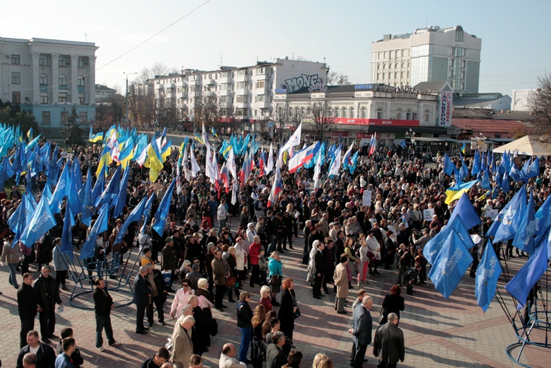 В Симферополе провели митинг в поддержку решения не подписывать соглашение об ассоциации с Евросоюзом