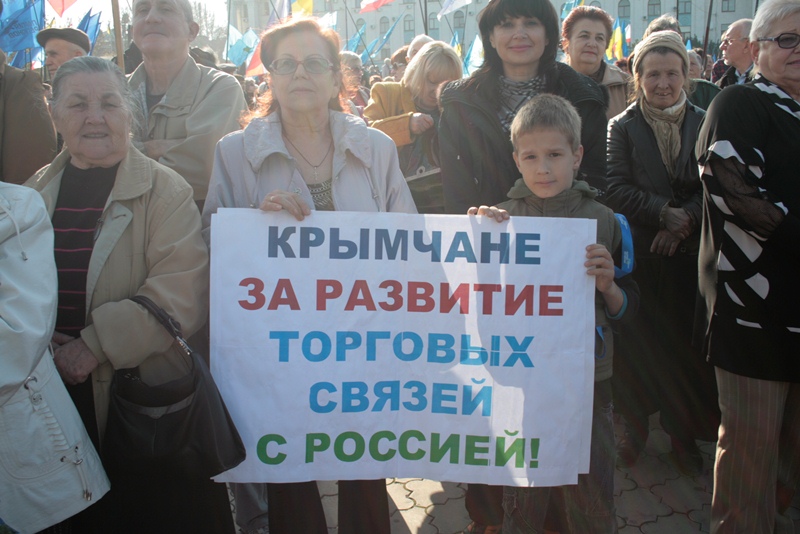 В Симферополе провели митинг в поддержку решения не подписывать соглашение об ассоциации с Евросоюзом