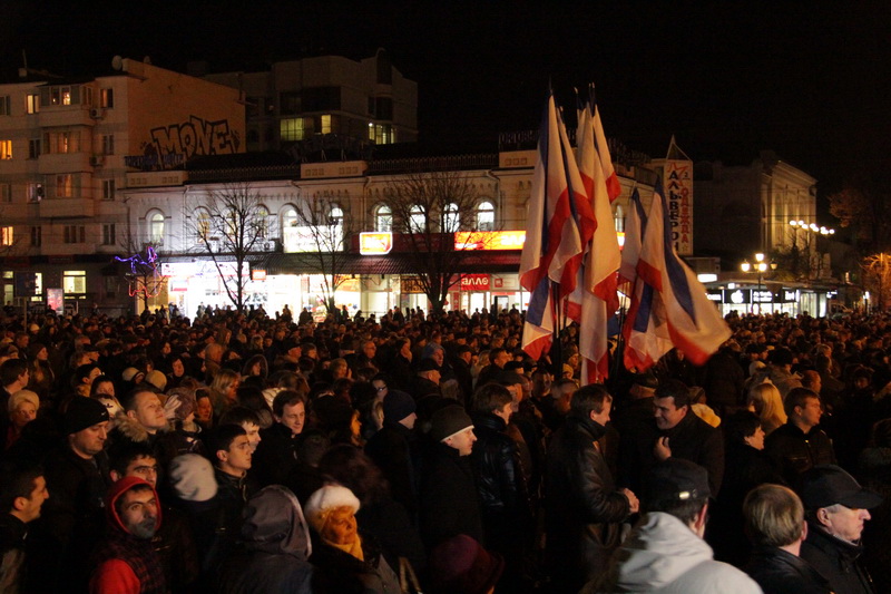 В Симферополе на митинг собралось 10 тыс. человек