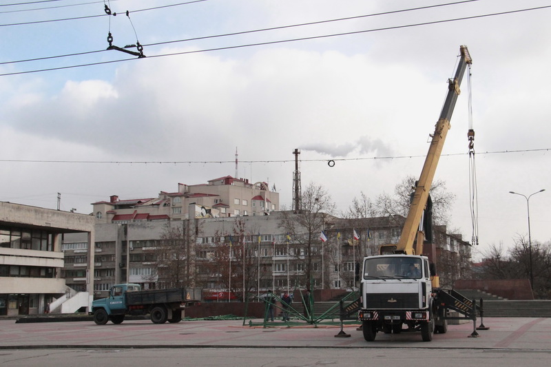 В Симферополе устанавливают городскую елку