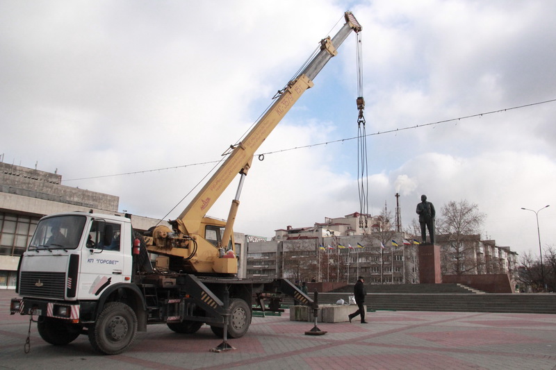 В Симферополе устанавливают городскую елку