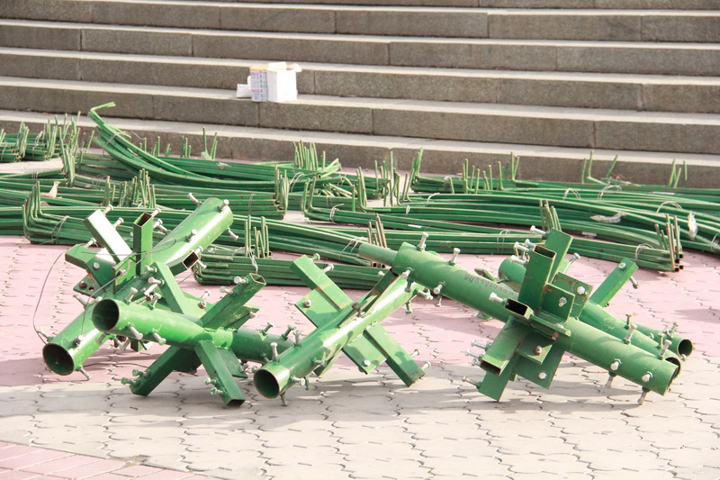 В Симферополе устанавливают городскую елку