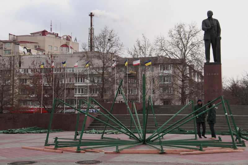 В Симферополе устанавливают городскую елку