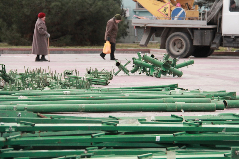 В Симферополе устанавливают городскую елку