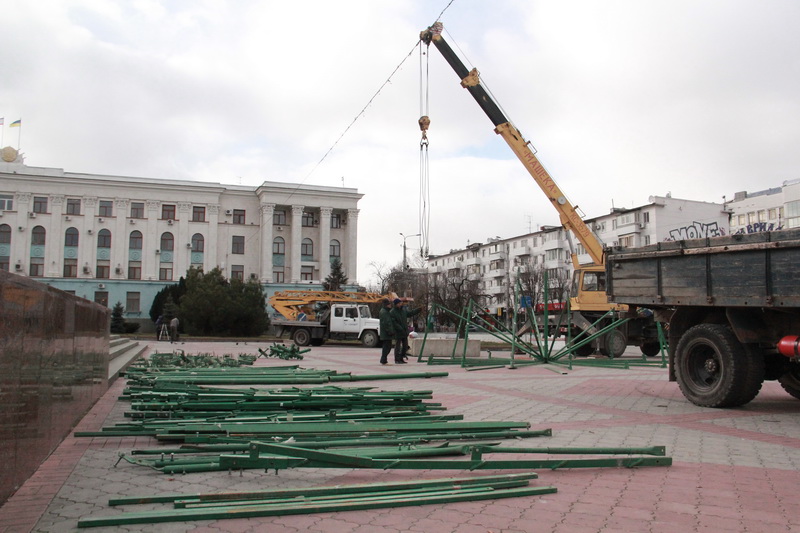 В Симферополе устанавливают городскую елку