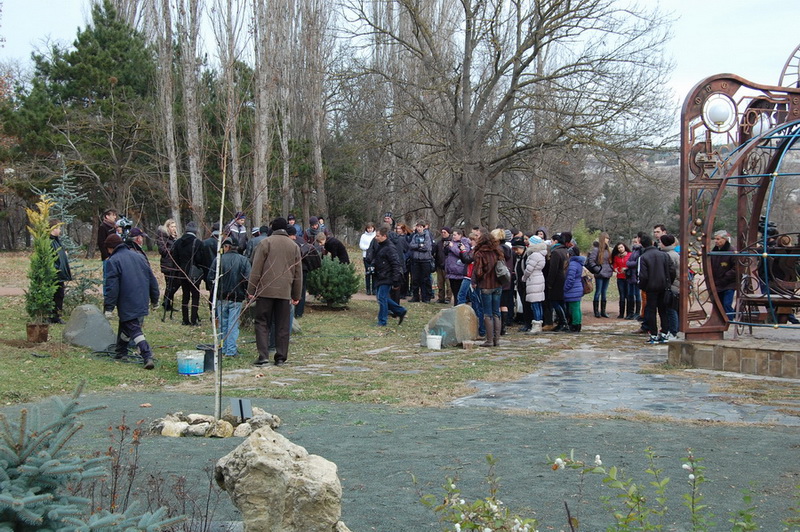 В ботаническом саду в Симферополе посадили деревья