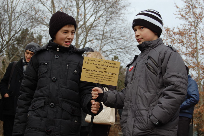 В ботаническом саду в Симферополе посадили деревья