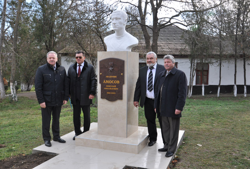 В Старом Крыму открыли памятник кардиохирургу Амосову