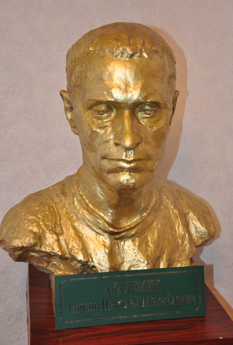 В Старом Крыму открыли памятник кардиохирургу Амосову