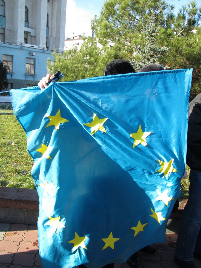 В Симферополе в знак протеста сожгли флаг ЕС