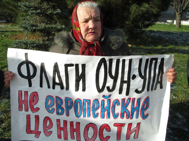 В Симферополе в знак протеста сожгли флаг ЕС