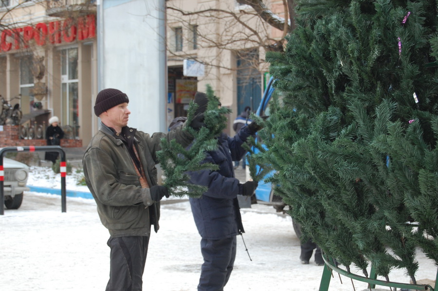 В Симферополе устанавливают еще одну елку