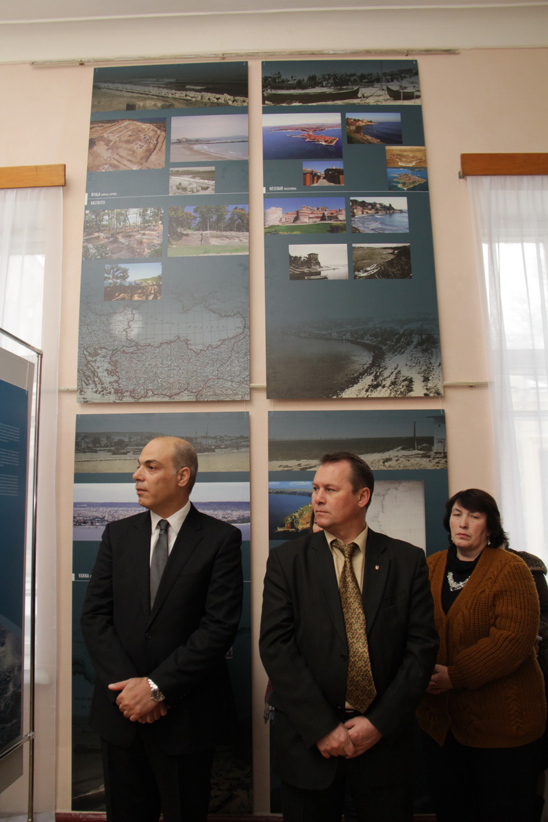 В Симферополе открылась выставка фотографий средневековых портов